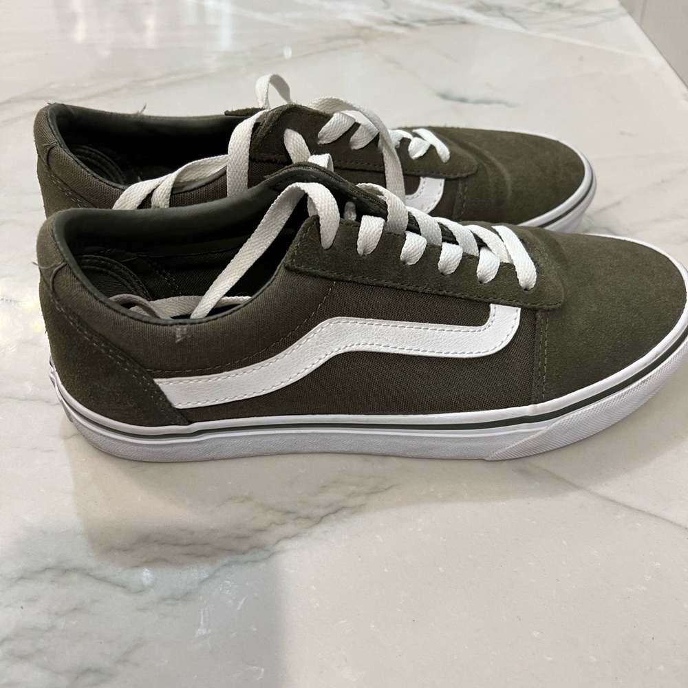 Vans olive green and gorgeous 8.5